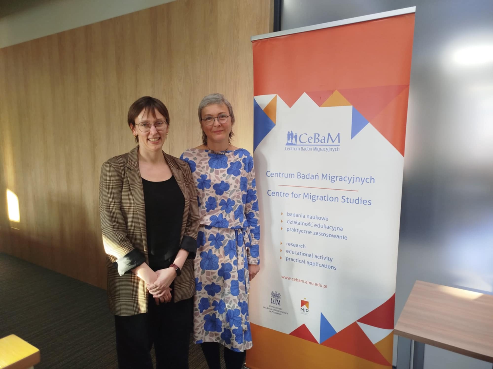O archiwizowaniu aktywizmu na rzecz osób z doświadczeniem migracyjnym: Dr Izabela Kujawa na konferencji Centrum Badań Migracyjnych UAM